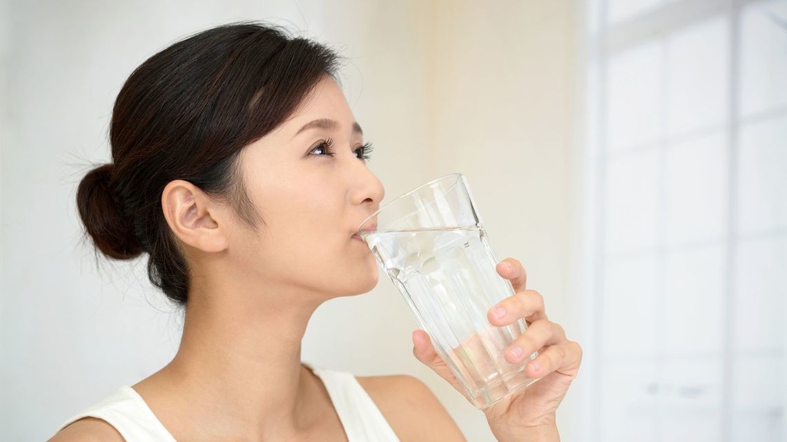 水を飲む画像